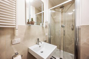 Neljän hengen perhehuone | Kylpyhuone | Ilmaiset hygieniatuotteet, hiustenkuivaaja, bidee, pyyhkeet