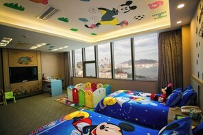 Escritorio, tabla de planchar con plancha, cunas y wifi