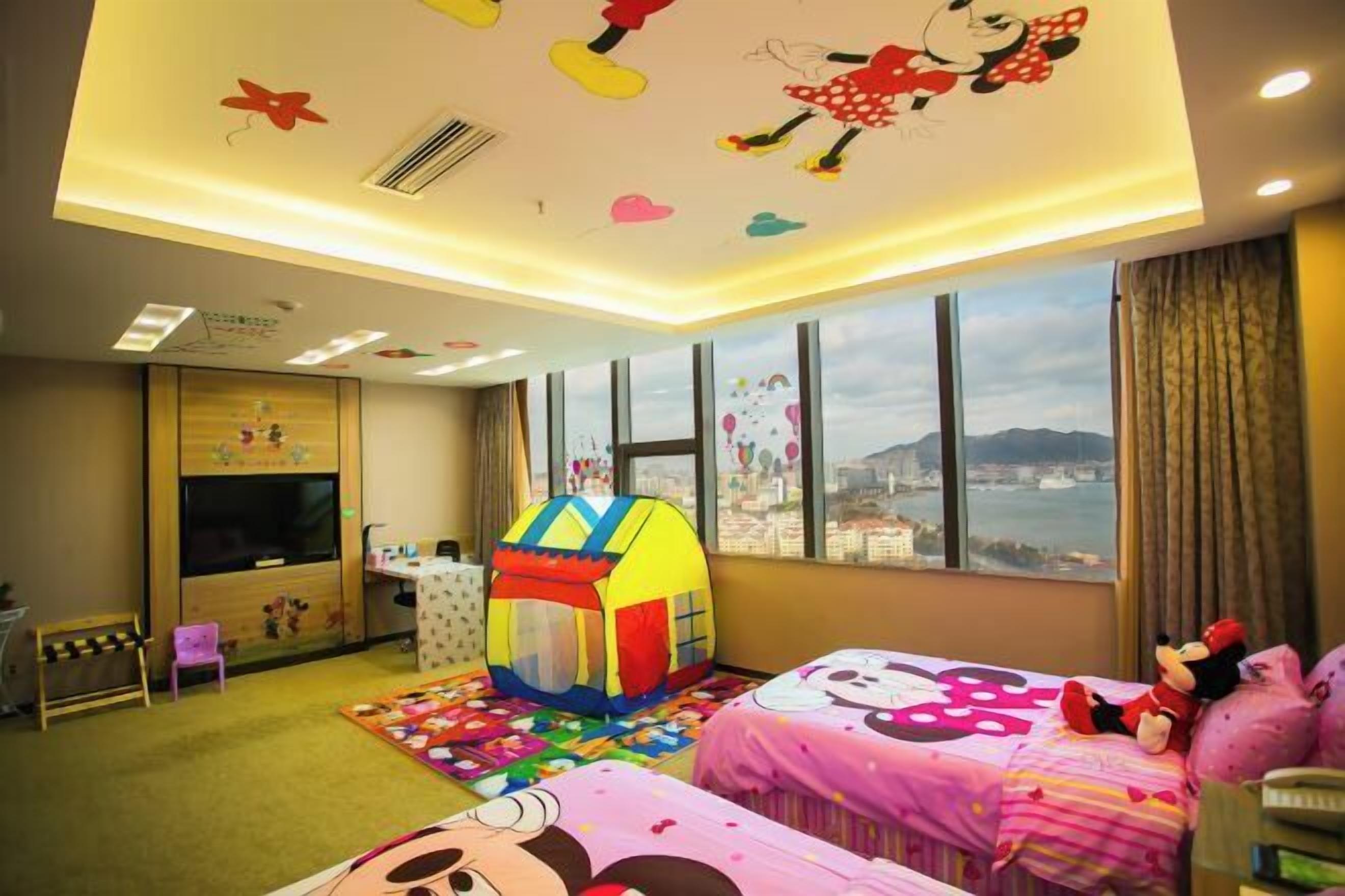 办公桌、熨斗/熨板、婴儿床、WiFi