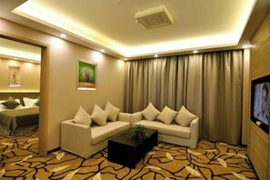 مكتب ومكواة/لوح كي وأسرّة أطفال/رضّع وواي فاي