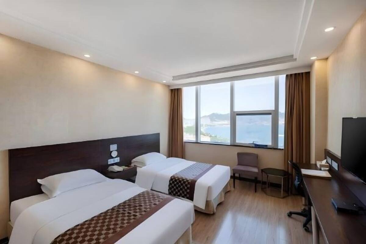 Schreibtisch, Bügeleisen/Bügelbrett, Babybetten, WLAN