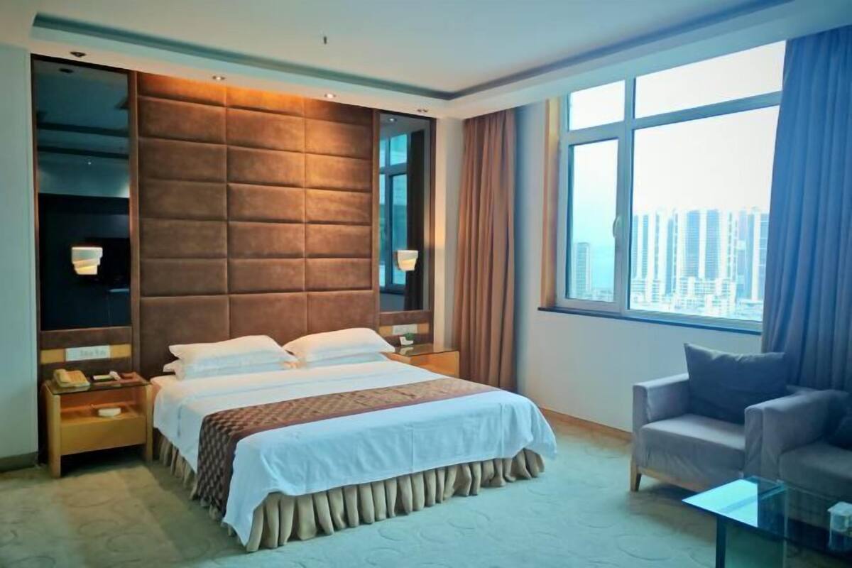 Schreibtisch, Bügeleisen/Bügelbrett, Babybetten, WLAN