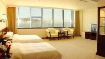 Skrivbord, strykjärn/strykbräda, barnsängar och wi-fi