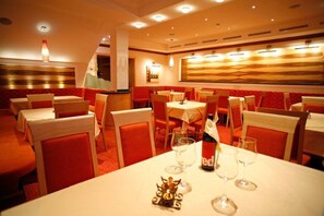 Breakfast, lunch, dinner served; international cuisine, alfresco dining  - Hotel Platzl (Wildschönau)