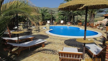 Piscine extérieure, parasols de plage, chaises longues