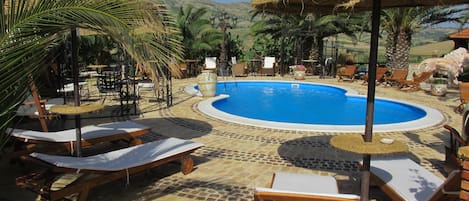 Piscine extérieure, parasols de plage, chaises longues