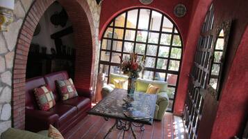 Coin salon dans le hall