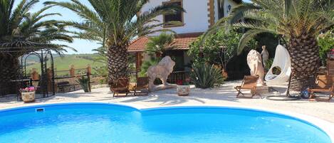 Piscina externa, guarda-sóis, espreguiçadeiras