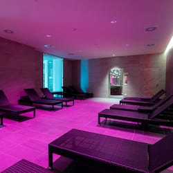 Salas de tratamiento para parejas, sauna y tina de hidromasaje