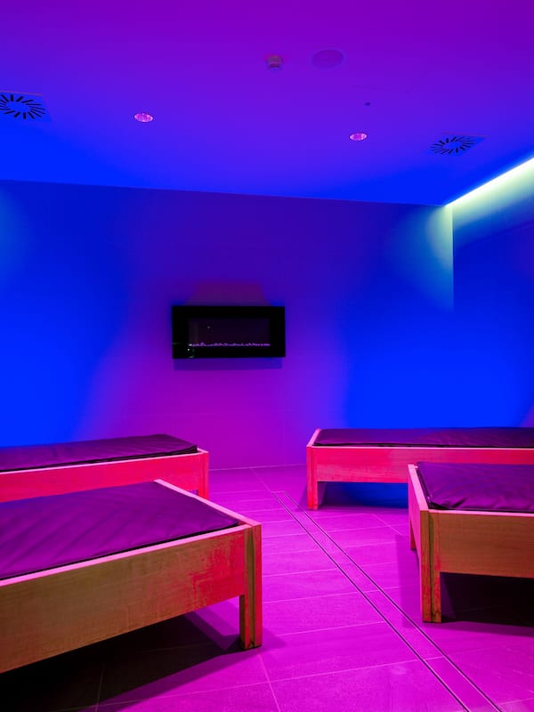 Salas de tratamiento para parejas, sauna y tina de hidromasaje