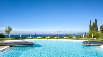 Piscina coperta, ombrelloni da piscina, lettini