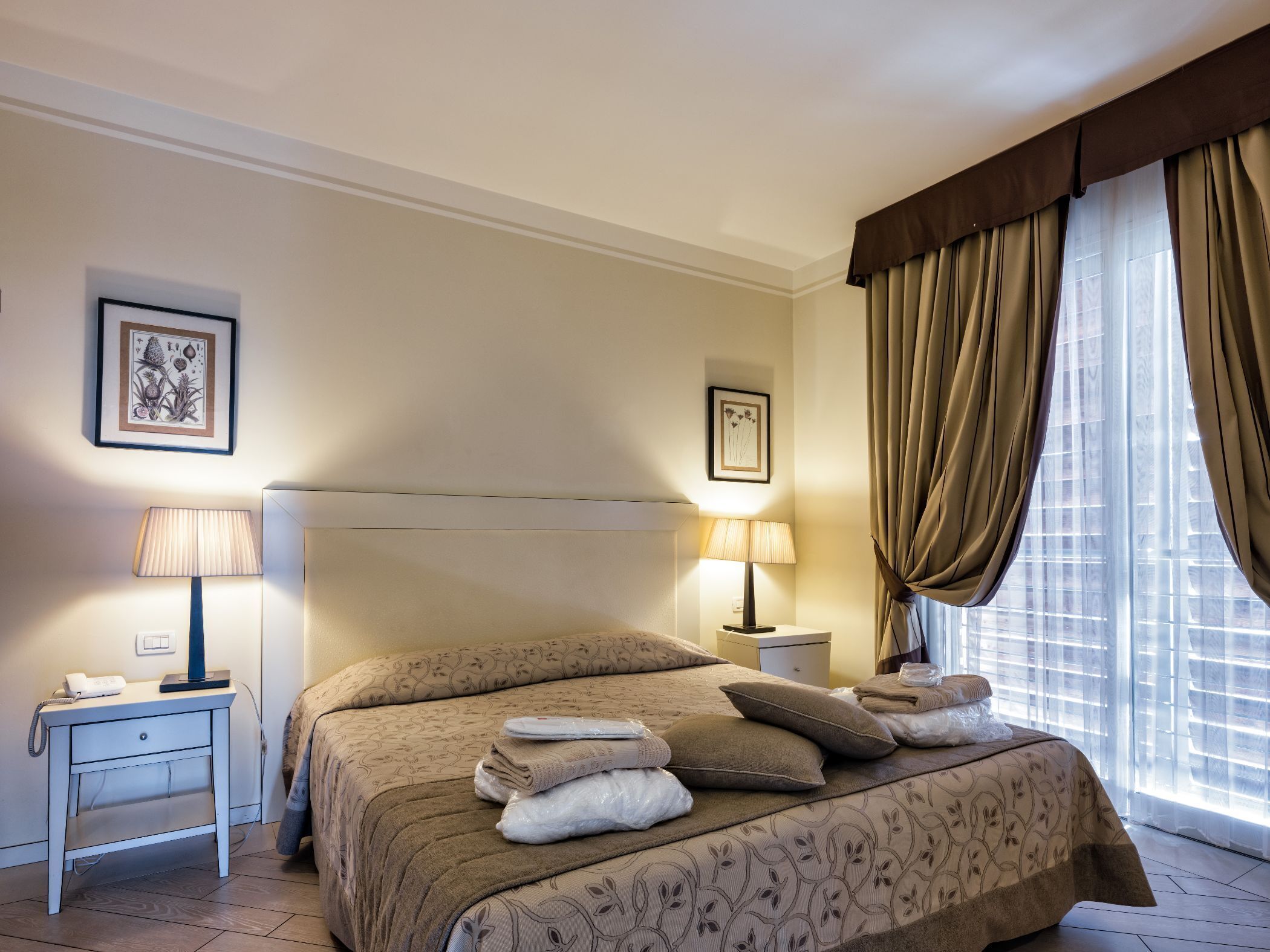 1 dormitori, minibar, caixa forta a l'habitació i escriptori 