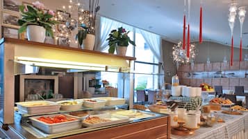 Petit déjeuner et dîner servis sur place, restauration en plein air