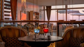 Cocktailbar, utsikt mot bassenget, åpen hver dag