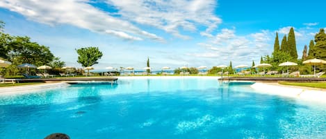 Piscine couverte, parasols de plage, chaises longues
