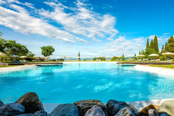 Piscine couverte, parasols de plage, chaises longues