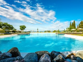 Piscina coperta, ombrelloni da piscina, lettini