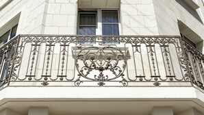 Un bâtiment dont la façade porte une enseigne indiquant « ibis Styles ».
