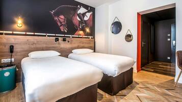 Standaard kamer, 2 eenpersoonsbedden | Luxe beddengoed, een kluis op de kamer, een bureau, geluiddichte muren