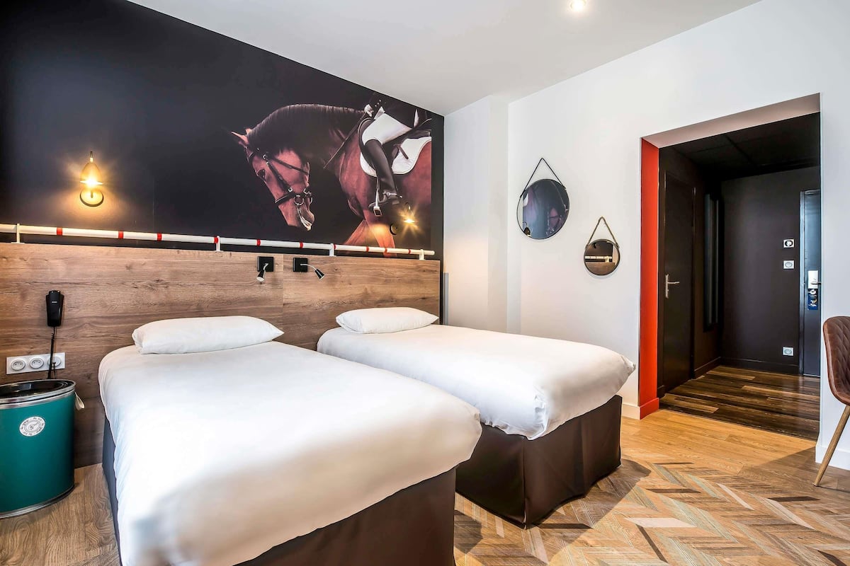 Habitación estándar, 2 camas individuales | Ropa de cama de alta calidad, caja fuerte, escritorio