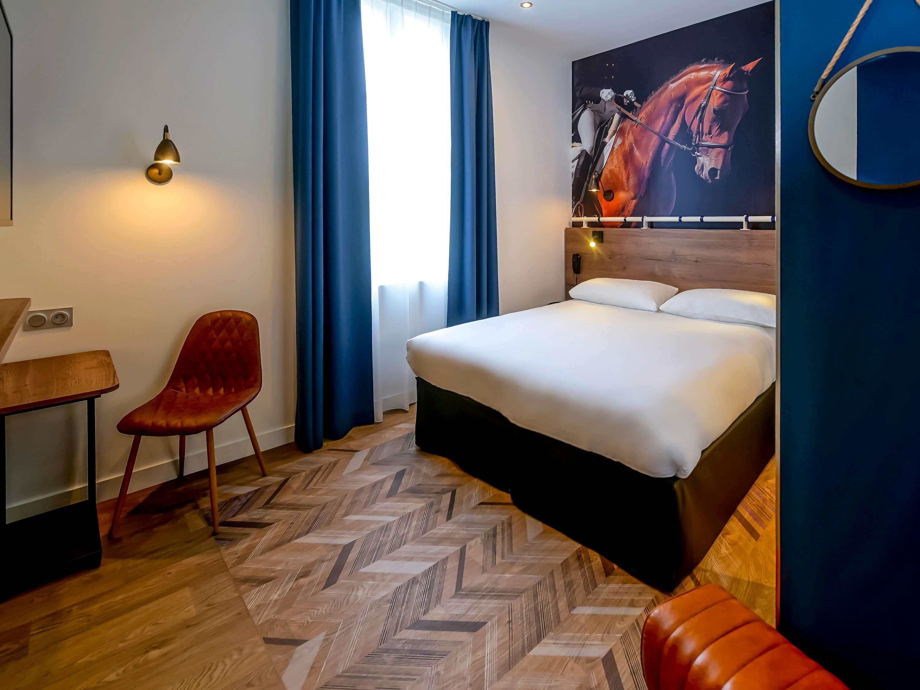 Standaard kamer, 1 tweepersoonsbed | Luxe beddengoed, een kluis op de kamer, een bureau, geluiddichte muren
