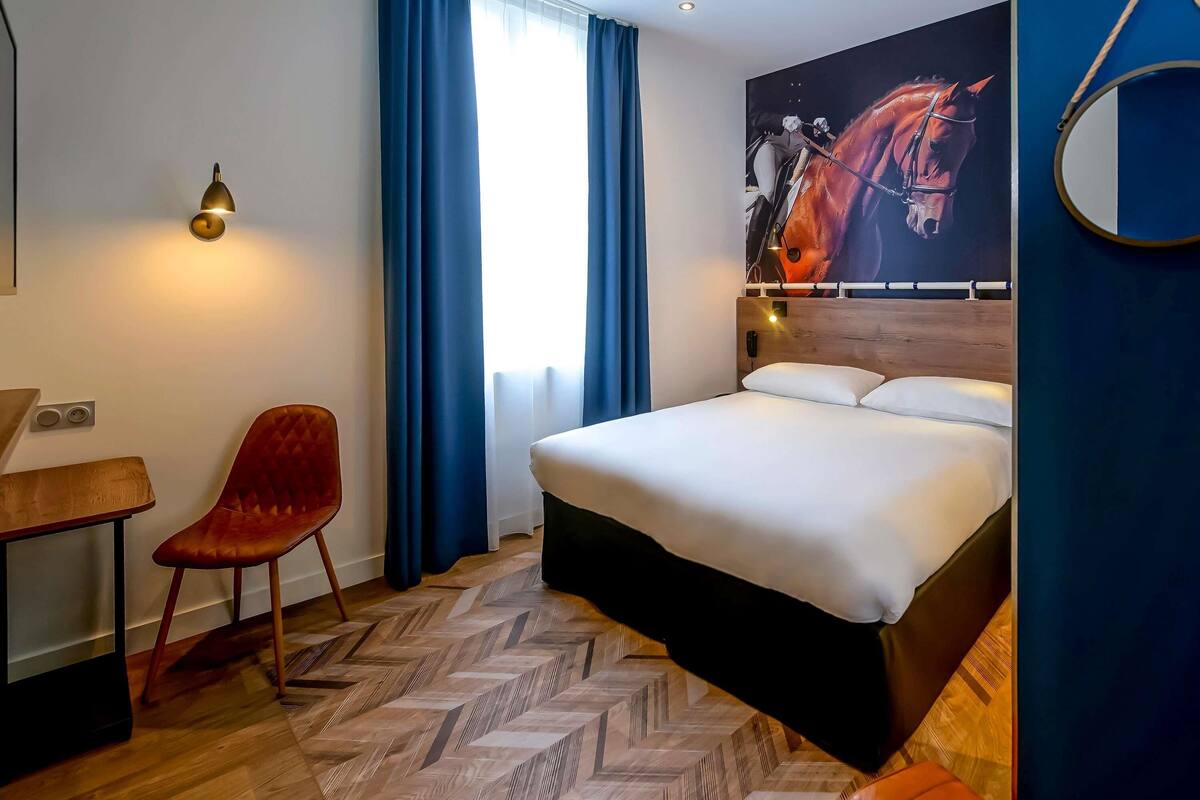 Kamar Standar, 1 Tempat Tidur Double | Seprai premium, brankas, meja kerja, dan kedap suara