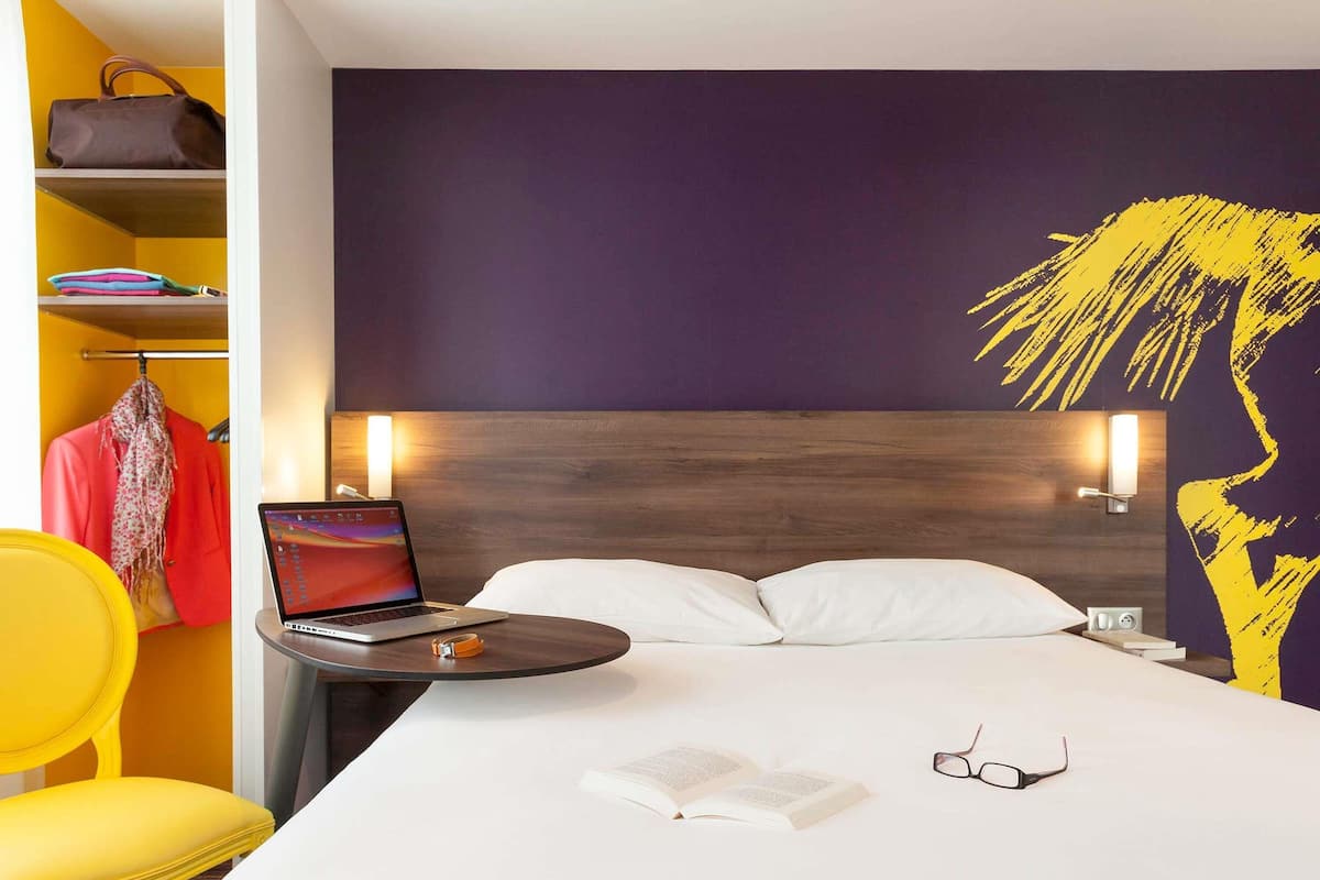 Premium bedding, in-room safe, desk, soundproofing