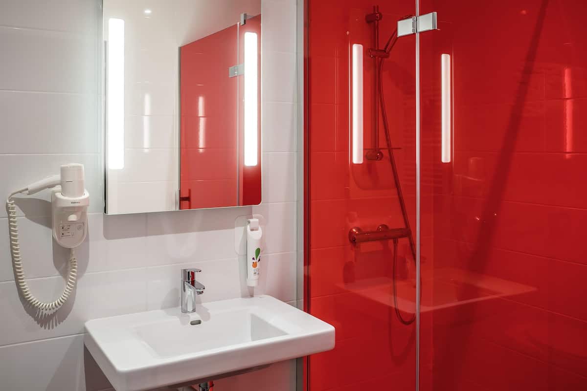 Premium bedding, in-room safe, desk, soundproofing