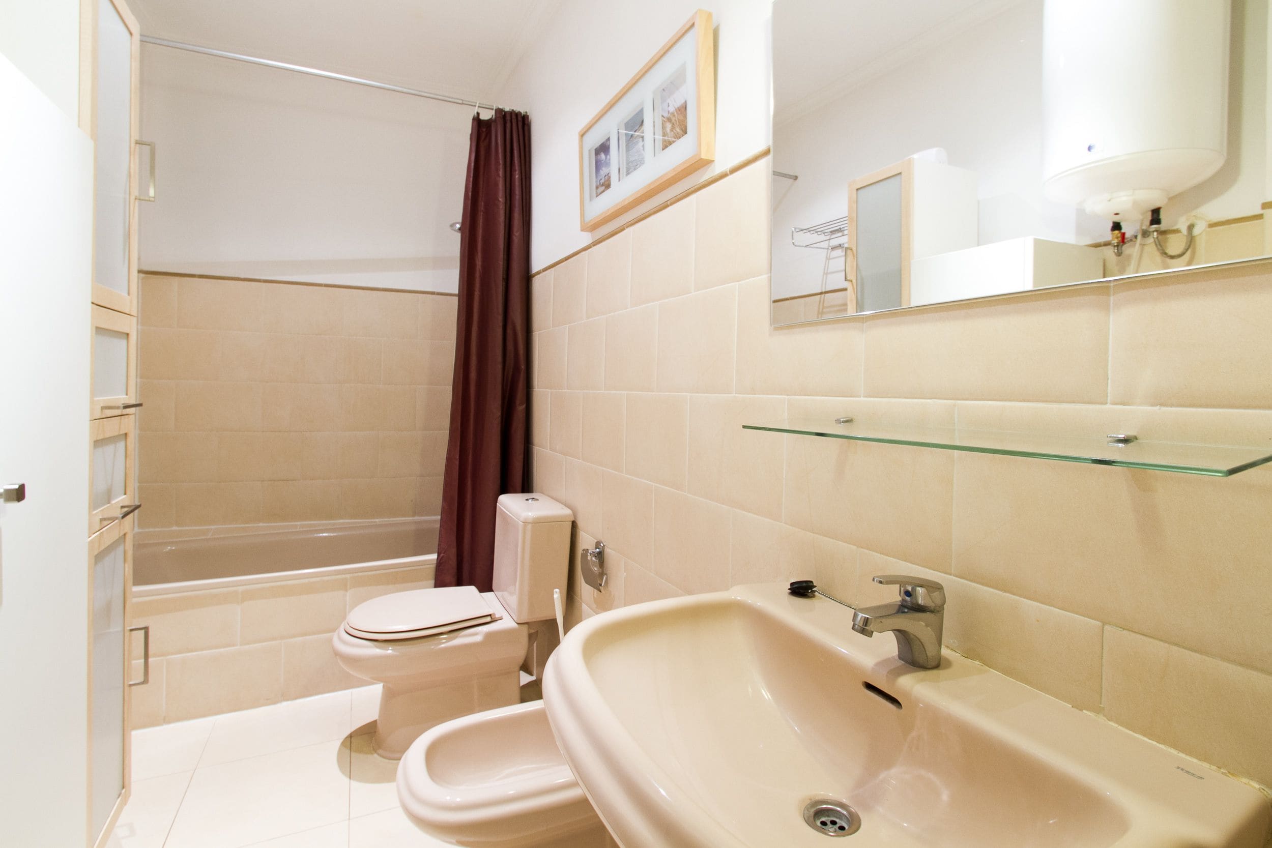 bathtub, deep-soaking bathtub, free toiletries, hair dryer