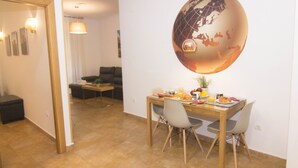Et spiseområde med et træbord og stole, en globus og en lille plante.