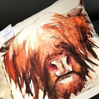 Un cojín con diseño de rostro de león.