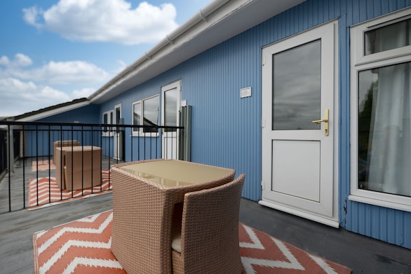 Tweepersoonskamer, balkon (Partial Loch View) | Luxe beddengoed, individueel gedecoreerd, individueel gemeubileerd