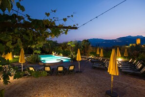 Piscine extérieure, piscine à débordement, chaises longues