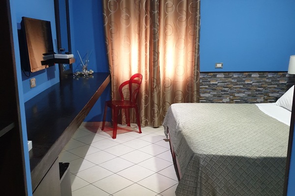 Habitació doble bàsica, 1 llit de matrimoni gran, amb bany privat | Minibar, caixa forta a l'habitació i escriptori