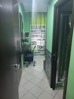 Basic Single Room | Minibar, in-room safe, desk, laptop workspace