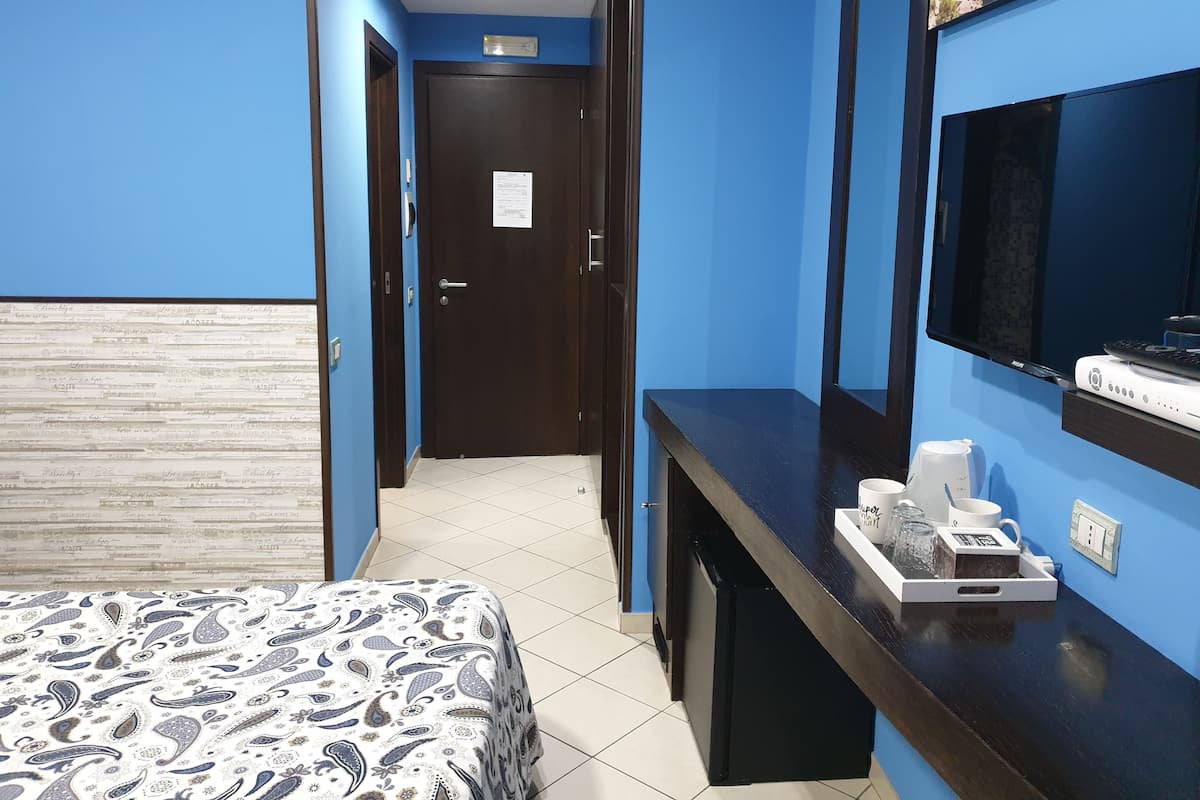 Selimut bulu angsa, minibar, brankas, dan meja kerja