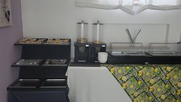 Frukost med lokala rätter varje dag (EUR 20 per person)