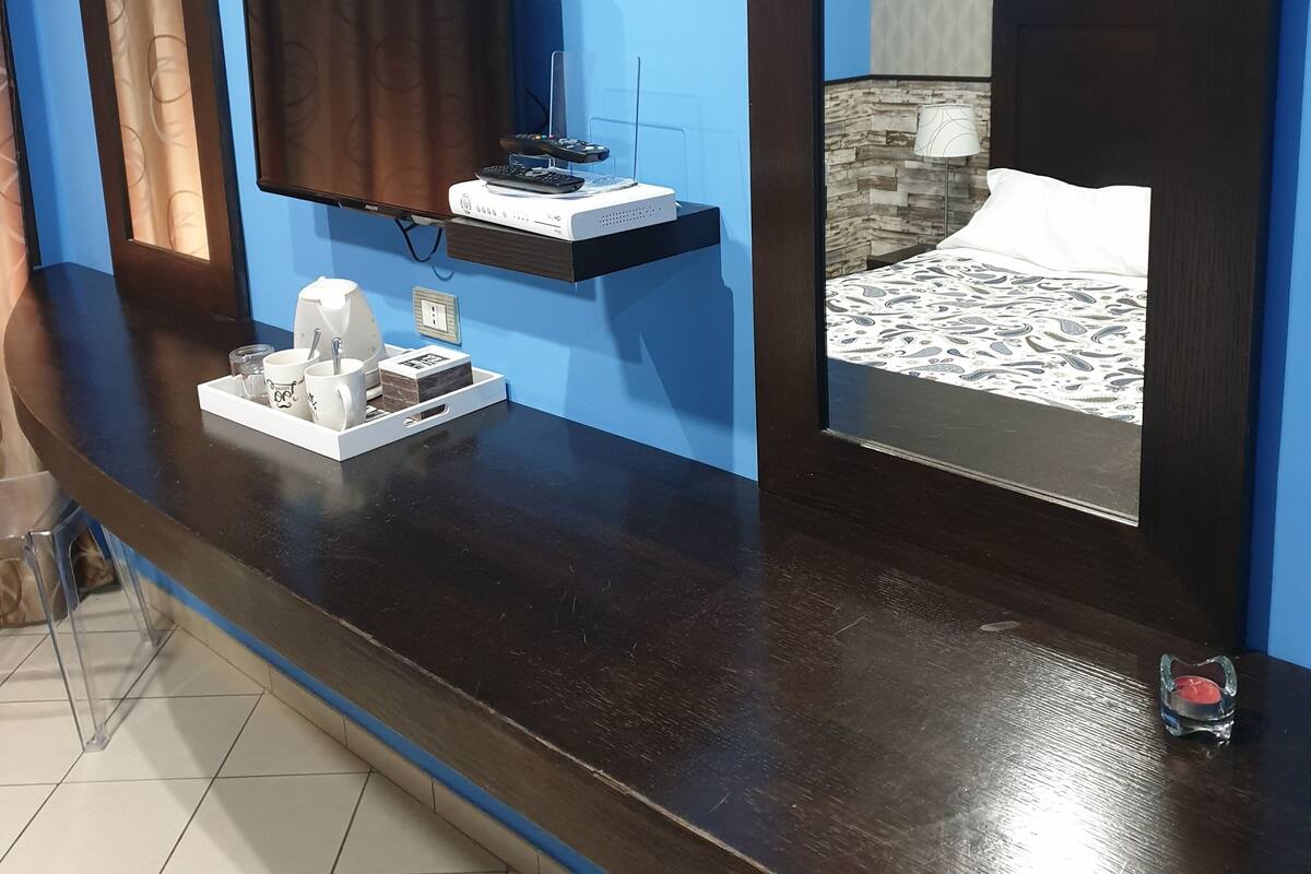 Kamar Double Basic, 1 Tempat Tidur King, ensuite | Selimut bulu angsa, minibar, brankas, dan meja kerja