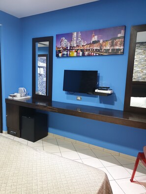 Minibar, coffres-forts dans les chambres, bureau