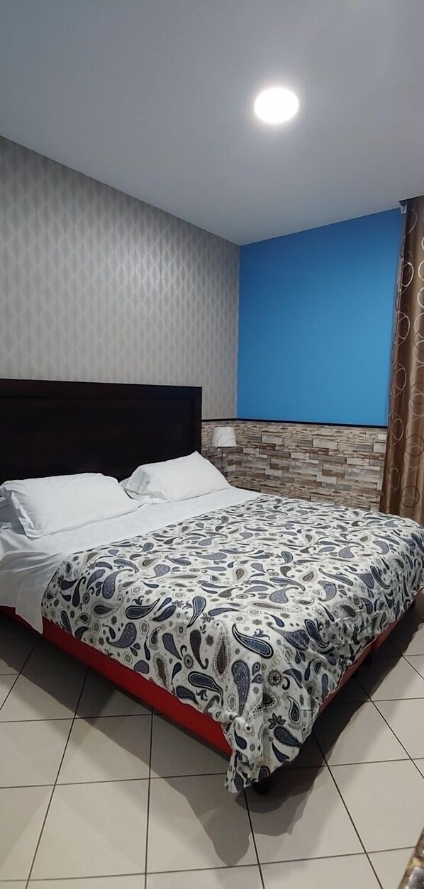 Basic Double Room, 1 King Bed, Ensuite | Safe