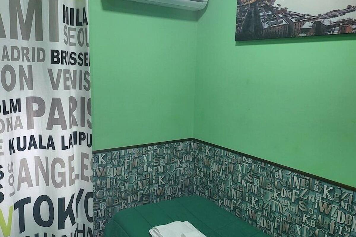 Selimut bulu angsa, minibar, brankas, dan meja kerja