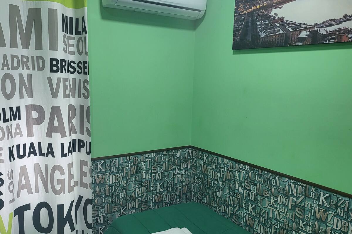 Kamar Single Basic | Selimut bulu angsa, minibar, brankas, dan meja kerja