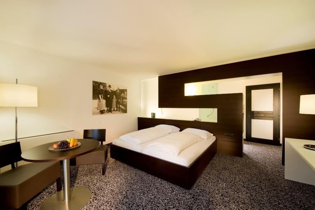 Deluxe Double Room, Balcony | Hypo-allergenic bedding, in-room safe, desk, free WiFi