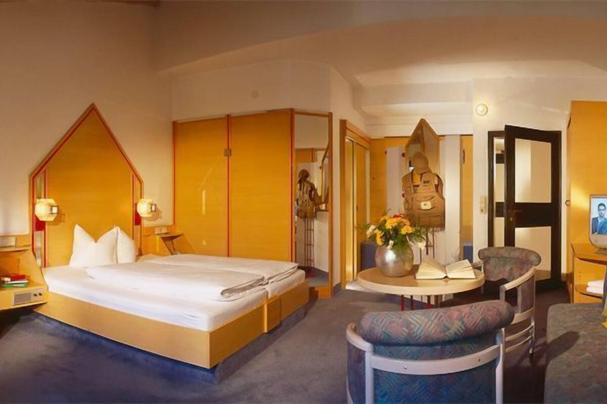 Hypo-allergenic bedding, in-room safe, desk, free WiFi