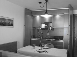 Fridge, stovetop, cookware/dishes/utensils - Il Piccolo Residence (Gressoney-la-Trinite)