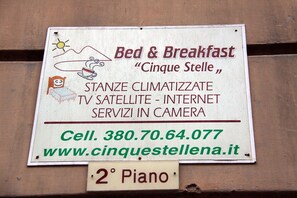 A sign for a bed and breakfast named "Cinque Stelle" with amenities like satellite TV, internet, and camera services. - B&B Cinquestelle (Naples)