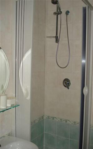 Rainfall showerhead, free toiletries, hair dryer, bidet - B&B Cinquestelle (Naples)