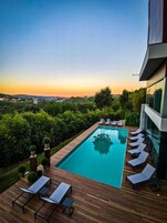 Una piscina techada, una piscina al aire libre