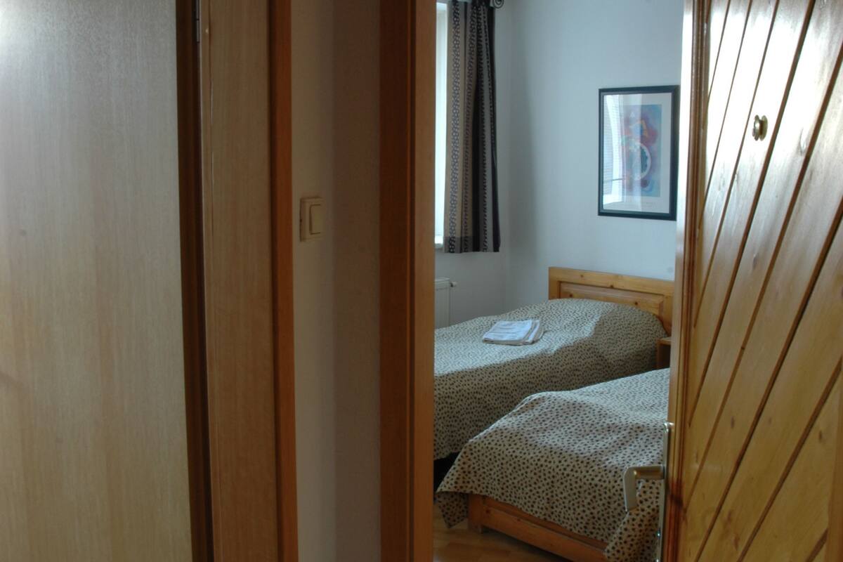 Pillow-top beds, desk, free cots/infant beds, rollaway beds