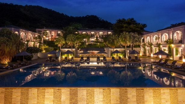 A resort with a swimming pool, lounge chairs, and umbrellas. - Absolute Sanctuary (Koh Samui)